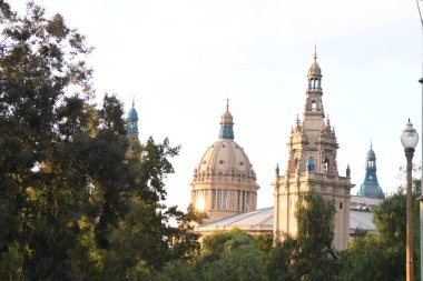 Güzel kubbesi ve kuleleri olan Kale 'yi seyret.