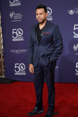 15 Ekim 2019 'da Nashville, Tennessee' deki Linbscome Üniversitesi 'nde verilen 50. GMA Dove Ödülleri sırasında kırmızı halı. 