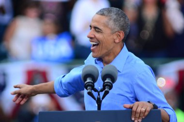 Başkan Barack Obama, Florida Kissimmee 'deki Osceola Heritage Park Stadyumu' nda düzenlenen kampanya mitinginde Demokrat başkan adayı Hillary Clinton 'a seslendi..  