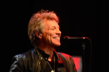 Şarkıcı Jon Bon Jovi, 5 Kasım 2016 'da St. Petersburg Florida' da Devlet Street Theater in Support of HIllary Clinton 'ın Başkan İhalesi' nde sahne alıyor.