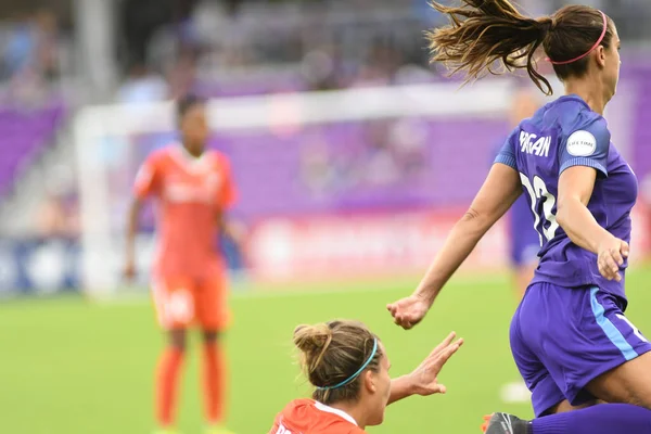 Orlando Pride, 22 Nisan 2018 'de Florida, Orlando' daki Exploria Stadyumu 'nda Houston Dash' e ev sahipliği yaptı..  