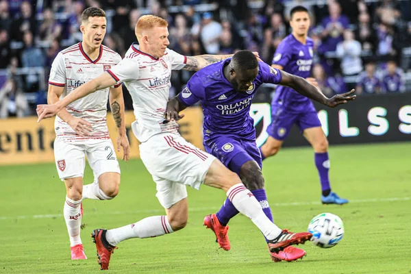 Orlando City SC oyuncusu Benji Michel # 19 ve Real Salt Lake oyuncusu Justen Glad # 15 maç Exploria Stadyumu 'nda 29 Şubat 2020.  