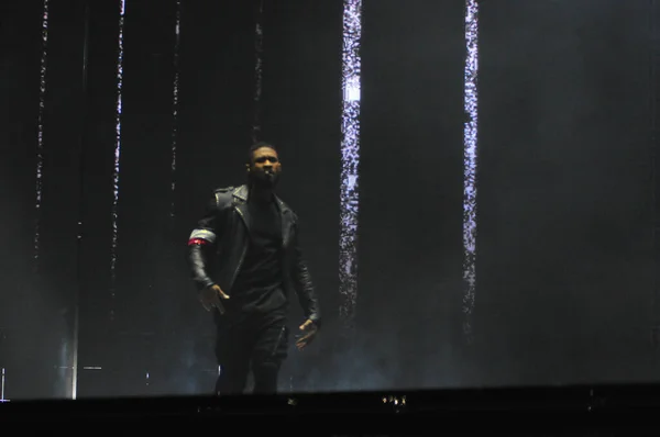 Singer Usher Treedt Het Amway Center Orlando Florida December 2014 — Stockfoto