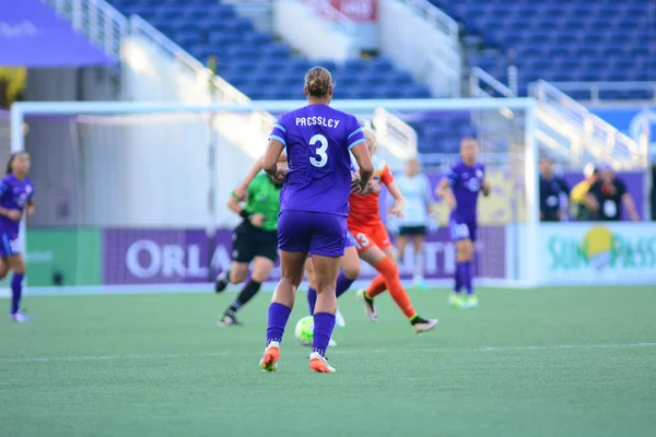 Orlando Pride sunucusu Houston Dash 23 Haziran 2016 'da Orlando Florida' daki Dünya Kampı Stadyumu 'nda..