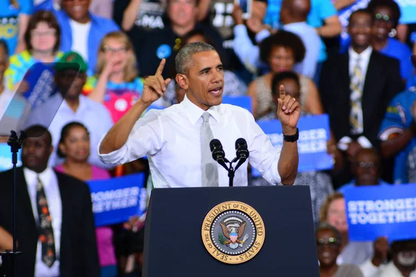 President Barack Obama Värd För Ett Kampanjmöte För Presidentkandidaten Hillary — Stockfoto