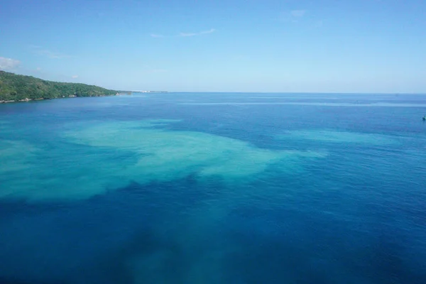 ターコイズブルーの海 海岸線の眺め — ストック写真