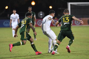 LA Galaxy forvet Pavon, Cristian # 10 14 Temmuz 2020 tarihinde Orlando Florida ABD 'deki ESPN Wild World of Sports' ta oynanan MLS Back Tournament sırasında Portland Timbers defansı ile karşı karşıya geldi..  