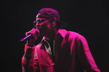 R & B Şarkıcısı Usher 12 Aralık 2014 'te Orlando Florida' daki Amway Center 'da sahne alacak..  