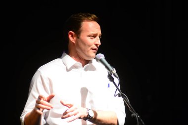 Şarkıcı Jon Bon Jovi, 5 Kasım 2016 'da St. Petersburg Florida' da Devlet Street Theater in Support of HIllary Clinton 'ın Başkan İhalesi' nde sahne alıyor.