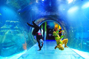 30 Ağustos 2016 'da Orlando Florida' daki güzel Orlando Eye 'daki Cirque du Soleil gösterisi.