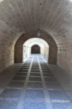 Kalenin kemerleriyle eski koridora bak.