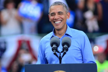 Başkan Barack Obama, Florida Kissimmee 'deki Osceola Heritage Park Stadyumu' nda düzenlenen kampanya mitinginde Demokrat başkan adayı Hillary Clinton 'a seslendi..  