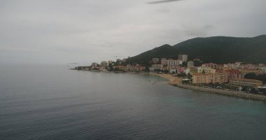 Güzel bir kıyı şeridi manzarası var. 