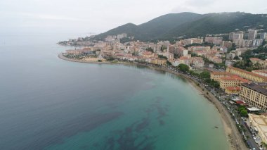 Güzel bir kıyı şeridi manzarası var. 