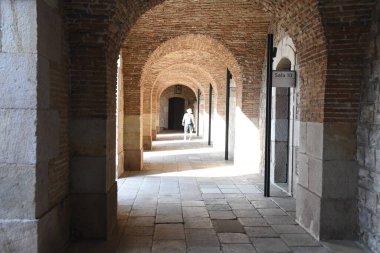 Kemer şeklindeki tuğla girişe bak