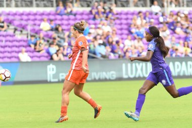 Orlando Pride, 22 Nisan 2018 'de Florida, Orlando' daki Exploria Stadyumu 'nda Houston Dash' e ev sahipliği yaptı.. 