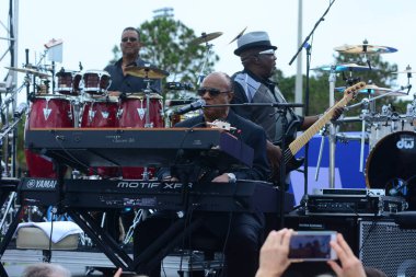 Stevie Wonder, Başkan Barack Obama 'nın 6 Kasım 2016' da Kissimmee Florida 'da başkanlık adaylığını destekleyen mitinginde performans sergiliyor..