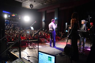 Şarkıcı Jon Bon Jovi, 5 Kasım 2016 'da St. Petersburg Florida' da Devlet Street Theater in Support of HIllary Clinton 'ın Başkan İhalesi' nde sahne alıyor.