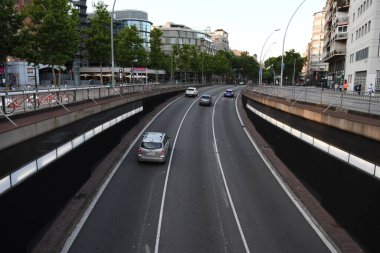 Az trafiği olan otoyol manzarası 