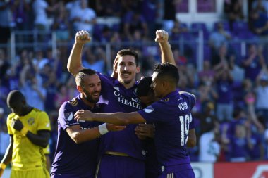 Orlando Magic oyuncusu Fournier, 25 Ekim 2018 tarihinde Orlando Florida 'daki Amway Center' da spor ceketlilere karşı gol atmaya çalıştı..  