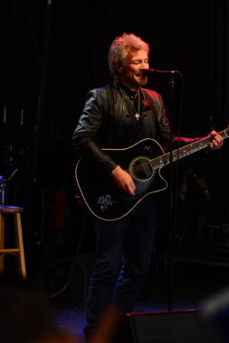 Şarkıcı Jon Bon Jovi, 5 Kasım 2016 'da St. Petersburg Florida' da Devlet Street Theater in Support of HIllary Clinton 'ın Başkan İhalesi' nde sahne alıyor.