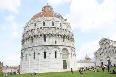 İtalya 'da turistik bir yer, Pisa' nın eğimli kulesi