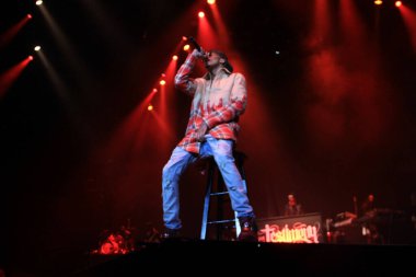 R & B Şarkıcısı Usher 12 Aralık 2015 'te Orlando Florida' daki Amway Center 'da sahne alacak..  