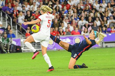 İngiliz oyuncu Steph Houton # 5, 5 Mart 2020 tarihinde Orlando Florida 'daki Exploria Stadyumu' nda düzenlenen 2020 SheBelieves Kupası 'nda pas aldı.. 