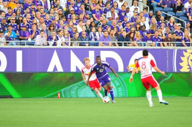 Orlando City SC, 6 Mayıs 2016 'da Orlando Florida' daki Dünya Kampı Stadyumu 'nda New York Red Bulls' a ev sahipliği yaptı..  
