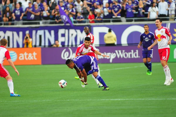 Orlando City SC, 6 Mayıs 2016 'da Orlando Florida' daki Dünya Kampı Stadyumu 'nda New York Red Bulls' a ev sahipliği yaptı.. 