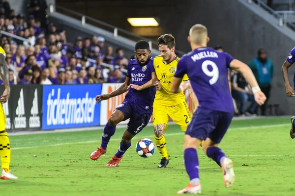 Orlando City 'den Ruan ve Columbus Ekibi SC' den Luis Argudo, 13 Temmuz 2019 Cumartesi günü Orlando, Florida 'daki Exploria Stadyumu' nda maçı kazanmak için mücadele etti..  