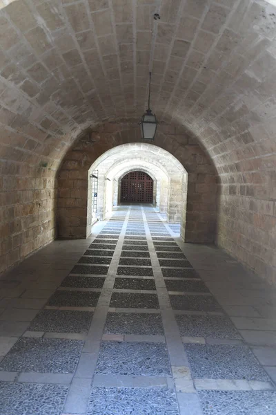 Kalenin kemerleriyle eski koridora bak.