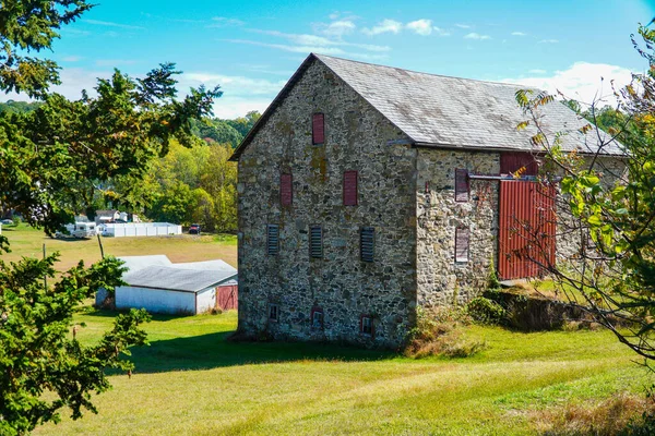 Voir Une Vieille Maison Brique Sur Prairie — Photo