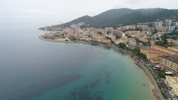 Güzel bir kıyı şeridi manzarası var. 