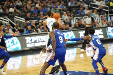 Orlando Magic 13 Ekim 2019 'da Florida, Orlando' daki Amway Center 'da Philadelphia 76ers' a ev sahipliği yaptı..  