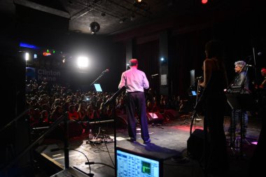 Şarkıcı Jon Bon Jovi, 5 Kasım 2016 'da St. Petersburg Florida' da Devlet Street Theater in Support of HIllary Clinton 'ın Başkan İhalesi' nde sahne alıyor.