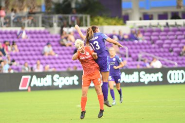 Orlando Pride, 22 Nisan 2018 'de Florida, Orlando' daki Exploria Stadyumu 'nda Houston Dash' e ev sahipliği yaptı..  
