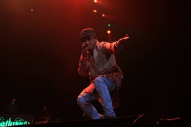 R & B Şarkıcısı Usher 12 Aralık 2015 'te Orlando Florida' daki Amway Center 'da sahne alacak..