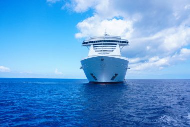 Caymond Adası 'ndaki George Town' da güzel bir gemi görülebilir..