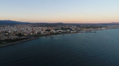 Gün batımında güzel bir şehir manzarası. 