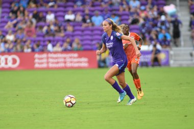 Orlando Pride, 22 Nisan 2018 'de Florida, Orlando' daki Exploria Stadyumu 'nda Houston Dash' e ev sahipliği yaptı..  