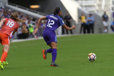 Orlando Pride, 22 Nisan 2018 'de Florida, Orlando' daki Exploria Stadyumu 'nda Houston Dash' e ev sahipliği yaptı.. 