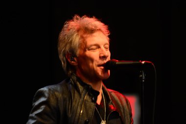 Şarkıcı Jon Bon Jovi, 5 Kasım 2016 'da St. Petersburg Florida' da Devlet Street Theater in Support of HIllary Clinton 'ın Başkan İhalesi' nde sahne alıyor.