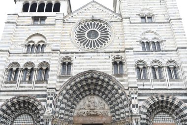 Güzel binaların cepheleriyle sokak manzarası, İtalya şehir manzarası