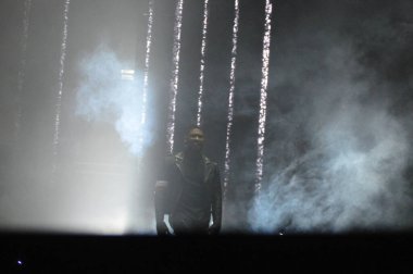 R & B Şarkıcısı Usher 12 Aralık 2015 'te Orlando Florida' daki Amway Center 'da sahne alacak..