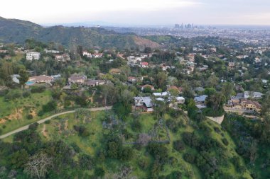 Los Angeles tepelerinin, şehirlerin ve tepeler arasındaki yolların havadan görüntüsü.