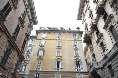 Güzel binaların cepheleriyle sokak manzarası, İtalya şehir manzarası