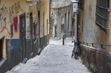 Tipik bir Avrupa sokağı. Güzel ve eski binalar.