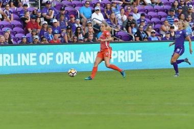 Orlando Pride, 22 Nisan 2018 'de Florida, Orlando' daki Exploria Stadyumu 'nda Houston Dash' e ev sahipliği yaptı..  