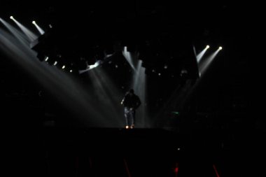 R & B Şarkıcısı Usher 12 Aralık 2014 'te Orlando Florida' daki Amway Center 'da sahne alacak..  